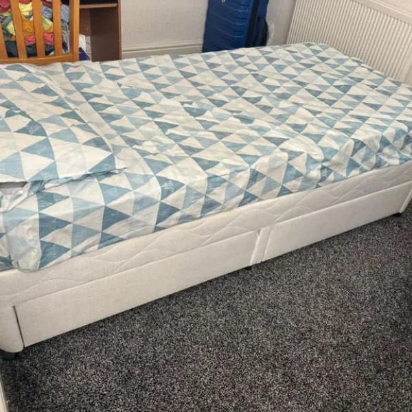 Kids bed with 2 drawers