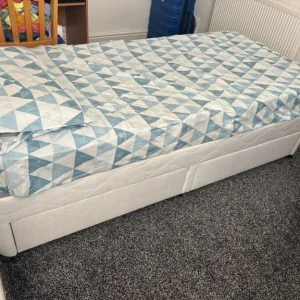 Kids bed with 2 drawers