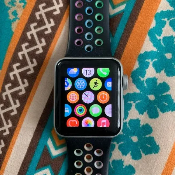 Apple Watch Series 3 (3rd Gen) – Works Great, No Cracks