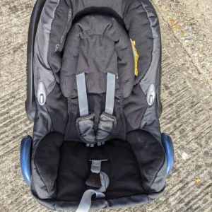 MaxiCosi car seat with ISOFIX base