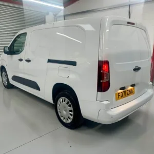 2022 Vauxhall Combo 1.5 Turbo D 2300 Sportive L2 3 Seater - Image 4