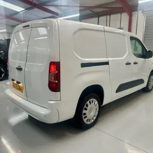 2022 Vauxhall Combo 1.5 Turbo D 2300 Sportive L2 3 Seater - Image 5