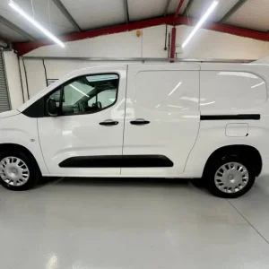 2022 Vauxhall Combo 1.5 Turbo D 2300 Sportive L2 3 Seater - Image 8