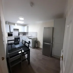 Double room with all bills covered - Image 5