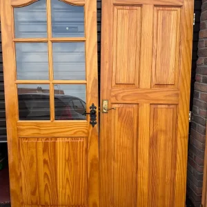 4 solid pine doors with 1 glazed door - Image 2