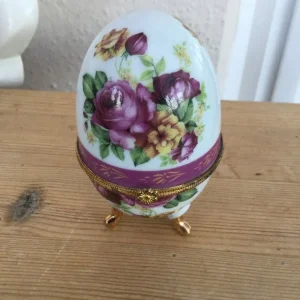 Hinged egg with magnetic fastening