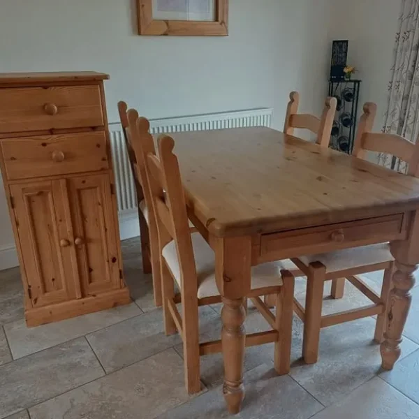 Table with 4 chairs and floor unit