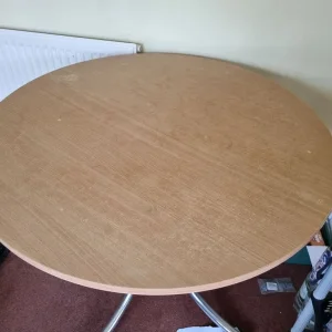 Circular wooden formicre table with metal legs