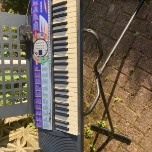 Yamaha PSR-74 Electric piano with stand