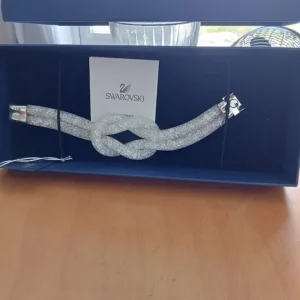 vintage lady's Swarovski bracelet - Image 3