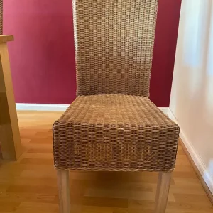 Oak dining table and 8 sprung wicker chairs - Image 3