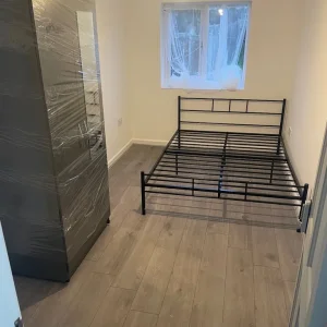 Double room with double bed and wardrobe