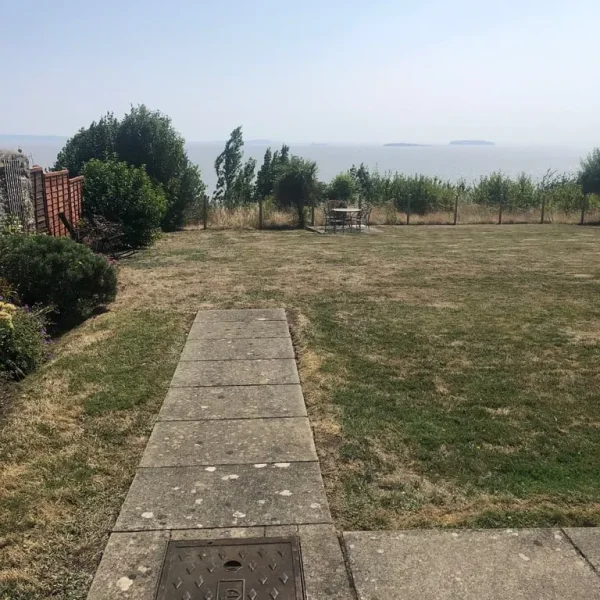 Renovated flat with sea views and off-street parking