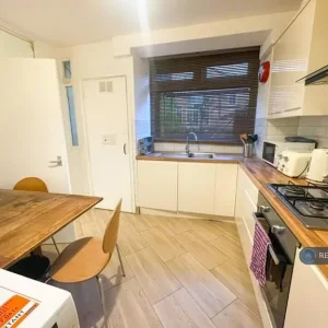 4 bedroom garden flat in Henley-on-Thames, South Oxfordshire - Image 2
