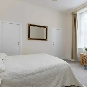 2 bedroom flat with fireplace and garden access - Image 4