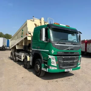 Volvo FM 450 8X4 TIPPER with alloy body and sheet - Image 3