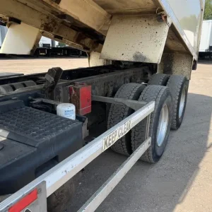 Volvo FM 450 8X4 TIPPER with alloy body and sheet - Image 7