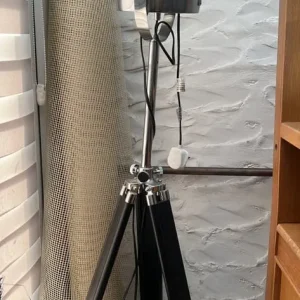 Metal tripod floor lamp - Image 2