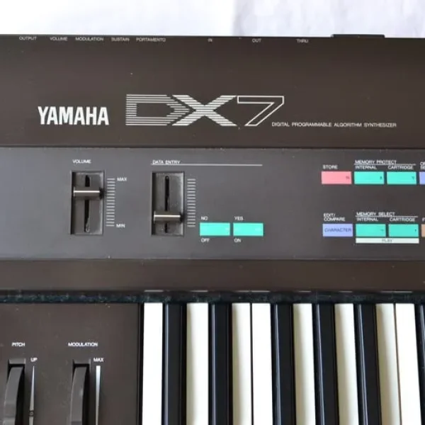 Yamaha DX7 Synthesiser with Factory Cartridges and Owners Manual