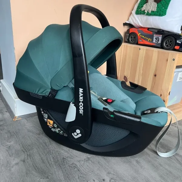 Maxi-cosi pebble car seat in green
