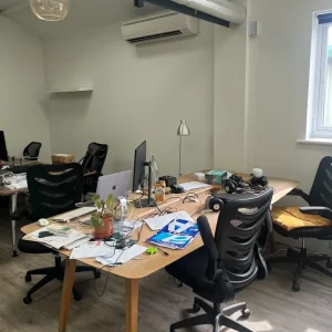 Office table / desk - Image 4
