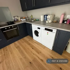 2 bedroom ground floor flat with garden and garage - Image 2