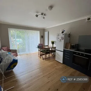 2 bedroom ground floor flat with garden and garage - Image 3