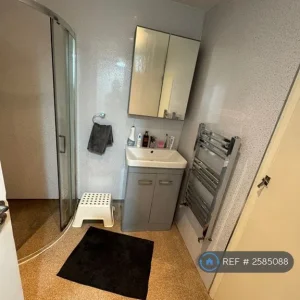 2 bedroom ground floor flat with garden and garage - Image 4