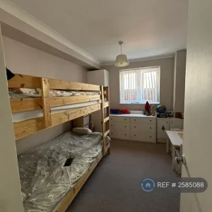 2 bedroom ground floor flat with garden and garage - Image 6