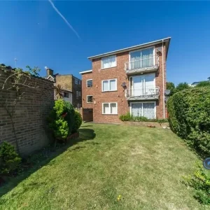 2 bedroom ground floor flat with garden and garage - Image 7