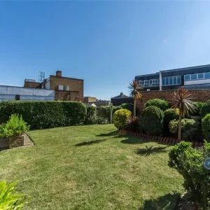 2 bedroom ground floor flat with garden and garage - Image 8
