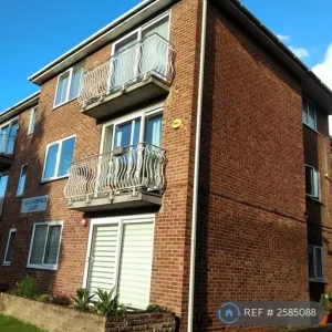 2 bedroom ground floor flat with garden and garage