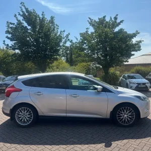 Ford Focus Hatchback 2013 Manual 5-door - Image 2