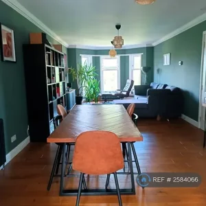 3 bedroom flat in Hughenden Gardens, Berkshire, Reading - Image 2