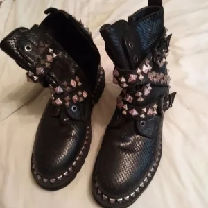 Alma En Pena leather studded boots