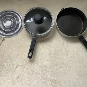 Camping skillet and 2 pans with Pyrex lid - Image 2