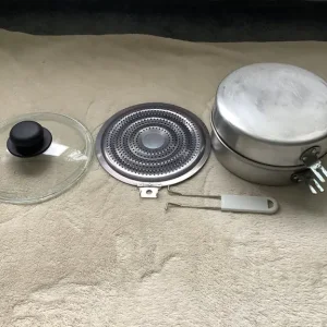 Camping skillet and 2 pans with Pyrex lid - Image 3