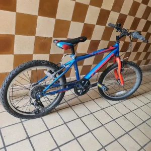 CHILDREN'S BIKE IN GREAT CONDITION - Image 2