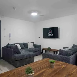 Room in a 7-bedroom student house - Image 4