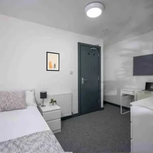 Room in a 7-bedroom student house - Image 5