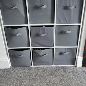 Lokken white 9 cube shelving with grey baskets - Image 2