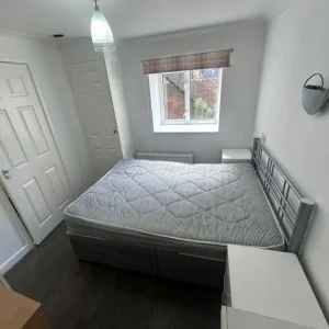 Ground-floor one-bedroom flat in Ocean Village - Image 2