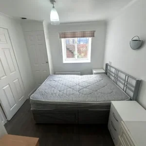 Ground-floor one-bedroom flat in Ocean Village - Image 3