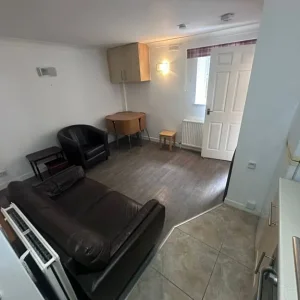 Ground-floor one-bedroom flat in Ocean Village - Image 5