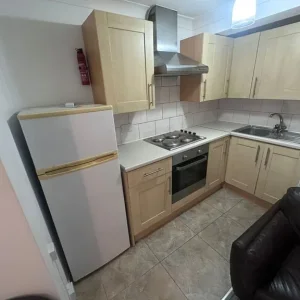 Ground-floor one-bedroom flat in Ocean Village - Image 7