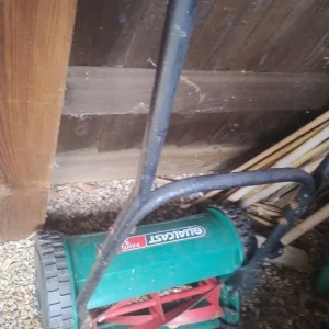 Push lawn mower and grass box - Image 2
