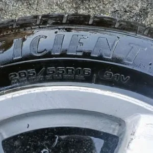 Honda Civic alloy wheel and tyre - Image 3