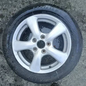 Honda Civic alloy wheel and tyre - Image 4