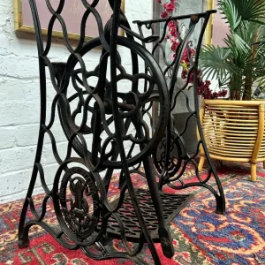 1950s Singer Treadle Sewing Machine with Cast Iron Base - Image 2
