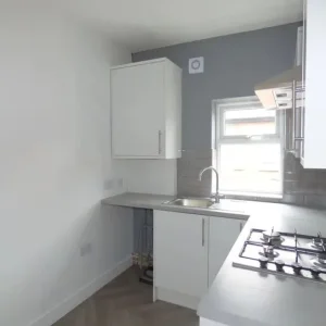 3 Bedroom First Floor Flat - Image 4
